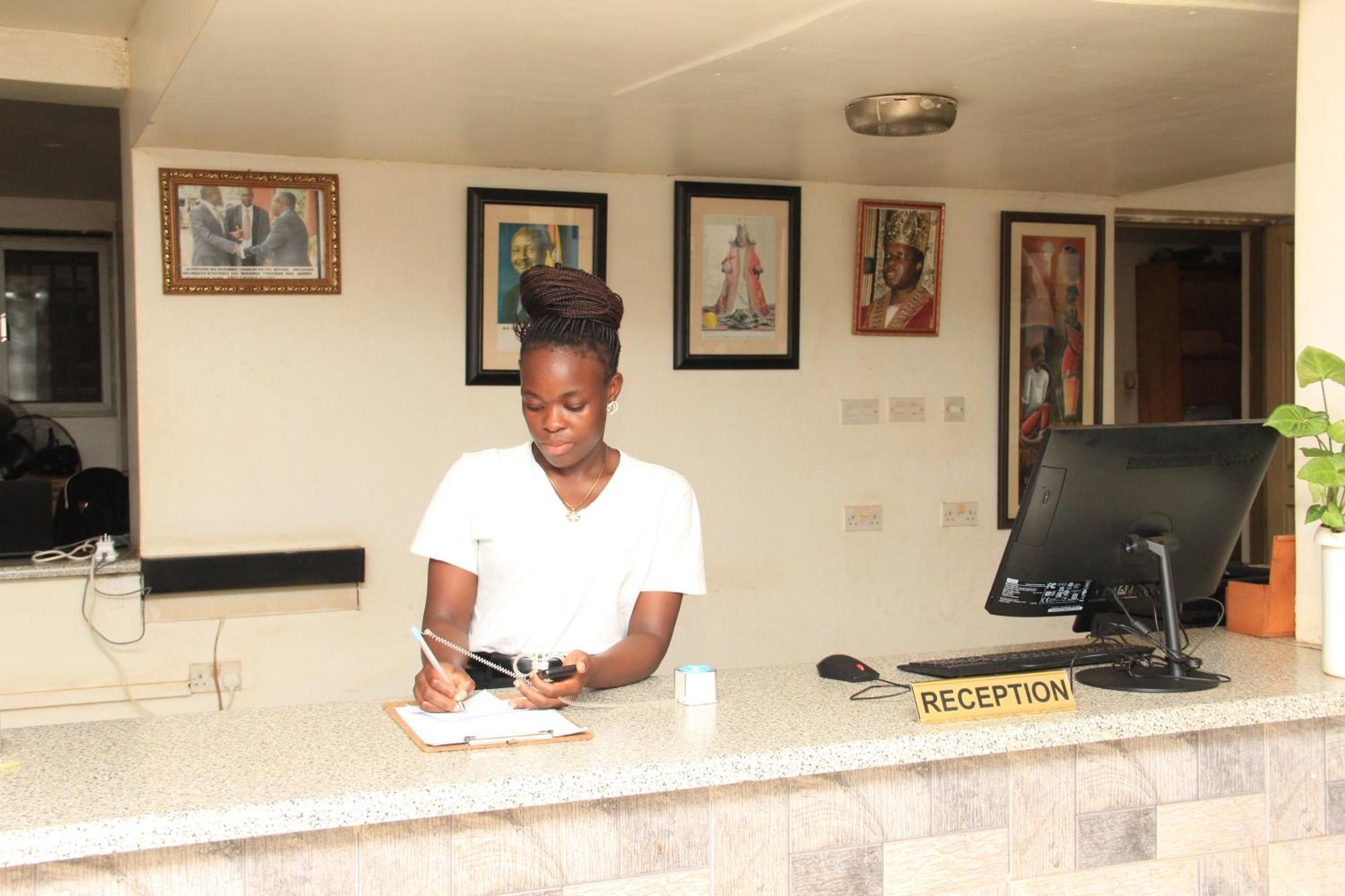 Entebbe Flights Motel ภายนอก รูปภาพ